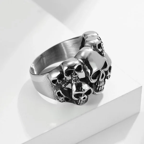 Bague 10 Têtes de Mort Acier 316L Bague 10 Têtes de Mort Acier 316L.