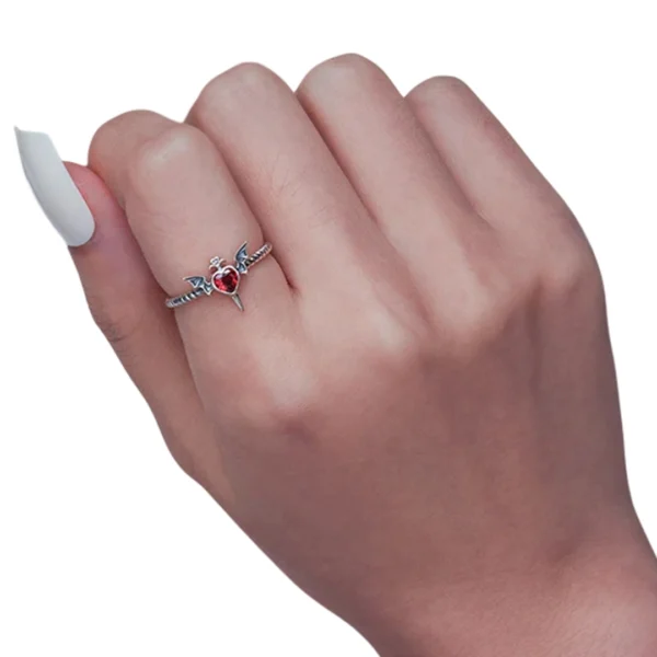 Bague Cœur Ailé Transpercé d’un Poignard en Argent 925 à l'Index (doigt) Bague Cœur Ailé Transpercé d’un Poignard en Argent 925 à l'Index (doigt).