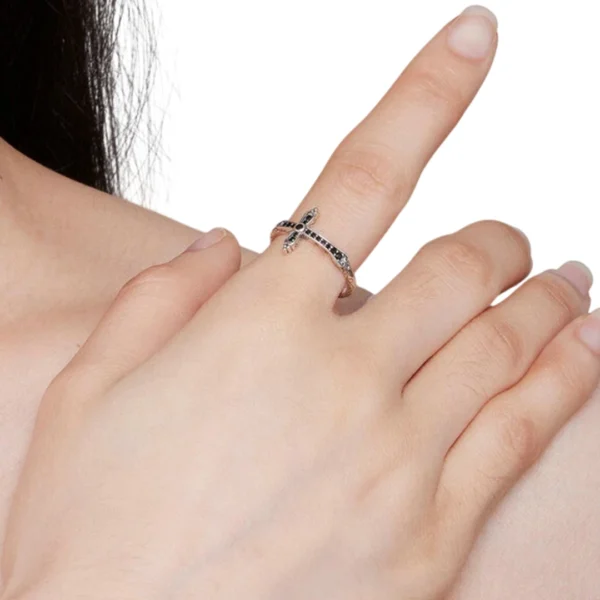 Bague Croix Argent 925 Sertie de Zircons Cubiques Noirs Bague Croix Argent 925 Sertie de Zircons Cubiques Noirs.