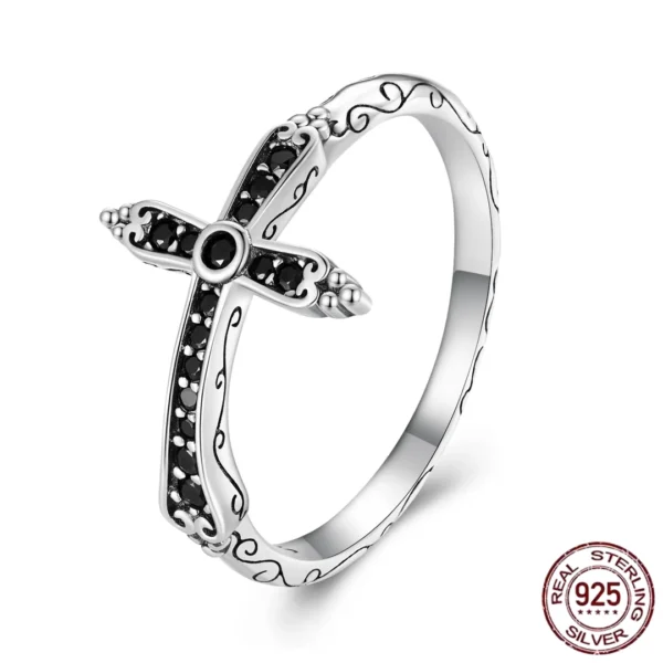 Bague Croix Gothique en Argent 925 Sertie de Zircons Noirs.