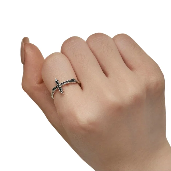 Bague Croix Gothique en Argent 925 Sertie de Zircons Noirs Portée à l'Index (doigt) Bague Croix Gothique en Argent 925 Sertie de Zircons Noirs Portée à l'Index (doigt).