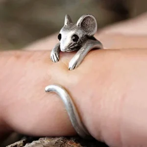 Bague Ouverte Souris en Laiton avec Yeux en Zircons Noirs.