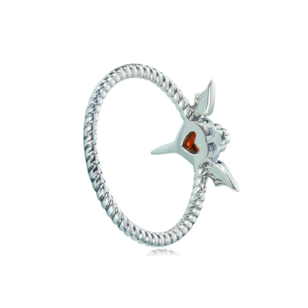 Bague Romantique Cœur Ailé Transpercé d’un Poignard en Argent 925 (vue arrière) Bague Romantique Cœur Ailé Transpercé d’un Poignard en Argent 925 (vue arrière).