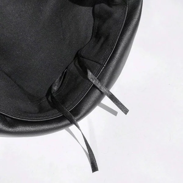 Béret Militaire Femme en Cuir Noir avec Chaîne Métallique Taille Ajustable Cordons Serrage Béret Militaire Femme en Cuir Noir avec Chaîne Métallique Taille Ajustable Cordons Serrage.