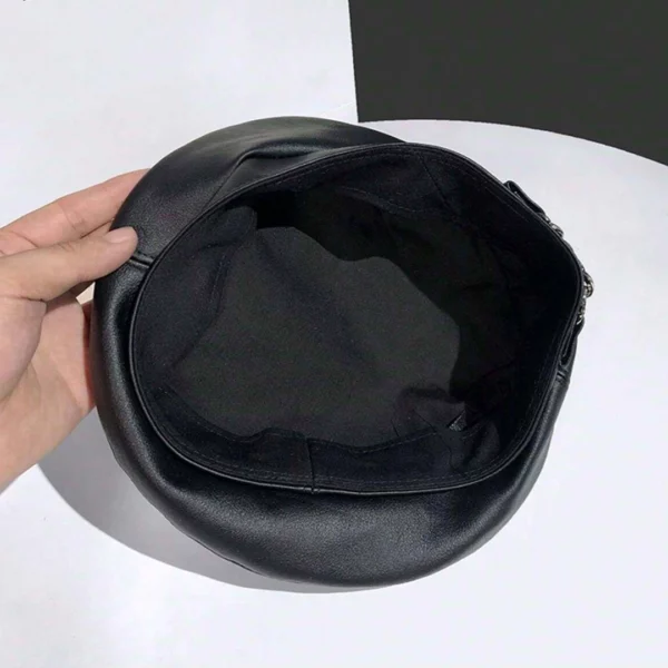 Béret Militaire Femme en Cuir Noir et Doublure Polyester avec Chaîne Métallique Béret Militaire Femme en Cuir Noir et Doublure Polyester avec Chaîne Métallique.