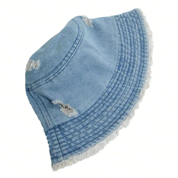 Bob Femme en Denim Délavé avec Déchirures Bob Femme en Denim Délavé avec Déchirures.