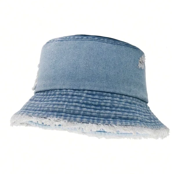 Bob Femme en Denim Délavé et Bords Effilochés Bob Femme en Denim Délavé et Bords Effilochés.