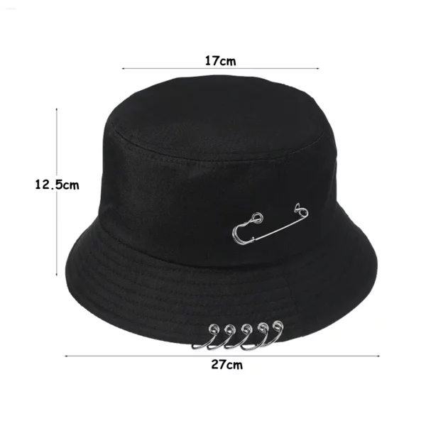 Bob Noir en Coton avec Anneaux Métalliques & Épingle (dimensions) Bob Noir en Coton avec Anneaux Métalliques & Épingle (dimensions).