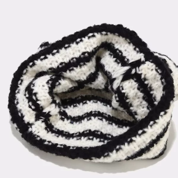 Bonnet Chaud Tricoté Rayé Noir et Blanc avec Oreilles de Chat Bonnet Chaud Tricoté Rayé Noir et Blanc avec Oreilles de Chat.