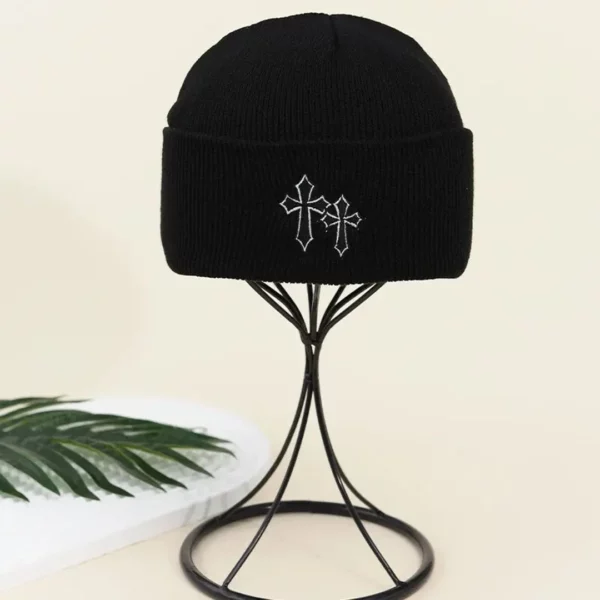 Bonnet Hiver Croix Gothiques Brodées Chaud & Léger Bonnet Hiver Croix Gothiques Brodées Chaud & Léger.