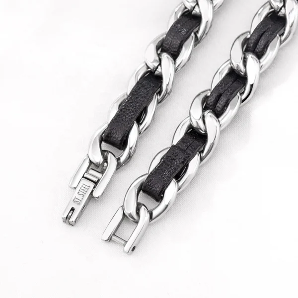 Bracelet Homme Maillons Cubains en Acier Inoxydable & Lanière Cuir Traversante Bracelet Homme Maillons Cubains en Acier Inoxydable & Lanière Cuir Traversante.