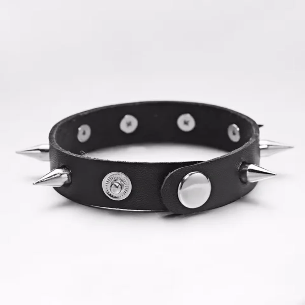 Bracelet Punk Rock Noir à Pointes Métal avec fermeture boutons pression Bracelet Punk Rock Noir à Pointes Métal avec fermeture boutons pression.