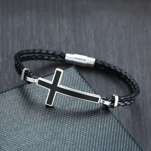 Bracelet en Cuir Tressé orné d'une Croix Acier Inoxydable Noir Onyx Bracelet en Cuir Tressé orné d'une Croix Acier Inoxydable Noir Onyx.
