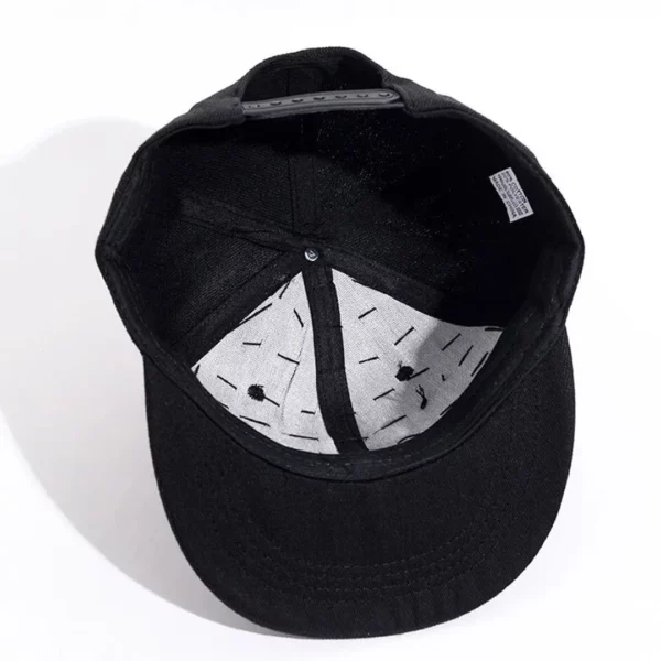 Casquette Noire Cloutée Unisexe à Fermeture Strapback en Coton Polyester.