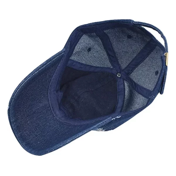 Casquette de Baseball en Denim Déchiré pour Homme & Femme (vue du dessous) Casquette de Baseball en Denim Déchiré pour Homme & Femme (vue du dessous).