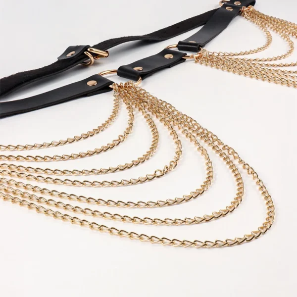 Ceinture de Taille Similicuir avec Éventail de Chaînes Métalliques Dorées Ceinture de Taille Similicuir avec Éventail de Chaînes Métalliques Dorées.