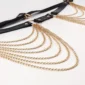 Ceinture de Taille Similicuir avec Éventail de Chaînes Métalliques Dorées.