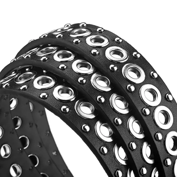 Ceinture en Cuir Parsemée d'Œillets Métalliques Ceinture en Cuir Parsemée d'Œillets Métalliques.