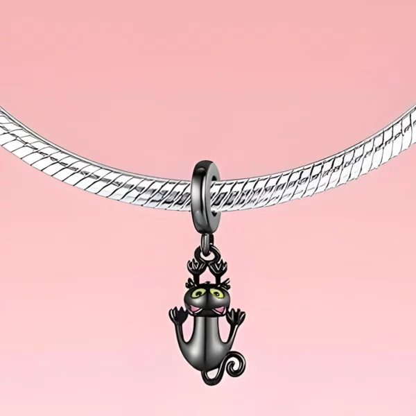 Charm Chat Noir Suspendu en Argent 925 monté sur bracelet Charm Chat Noir Suspendu en Argent 925 monté sur bracelet.