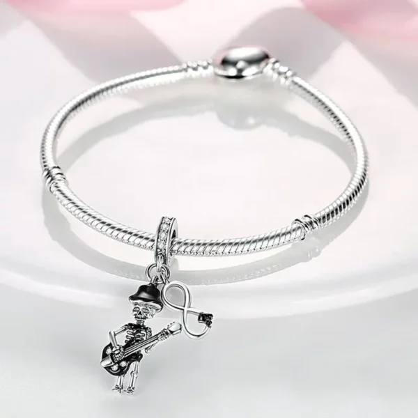 Charm Squelette Guitariste en Argent 925 Charm Squelette Guitariste en Argent 925.