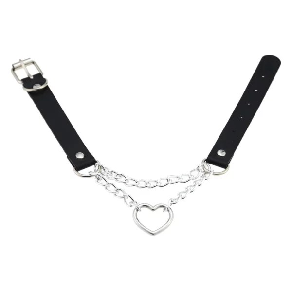 Choker Cuir Noir à Cœur et Chaînes avec Boucle à Ardillon Choker Cuir Noir à Cœur et Chaînes avec Boucle à Ardillon.
