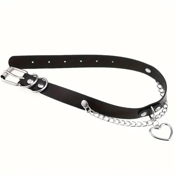 Choker Cuir Noir avec Cœur Suspendu et Chaînes Métalliques Choker Cuir Noir avec Cœur Suspendu et Chaînes Métalliques.