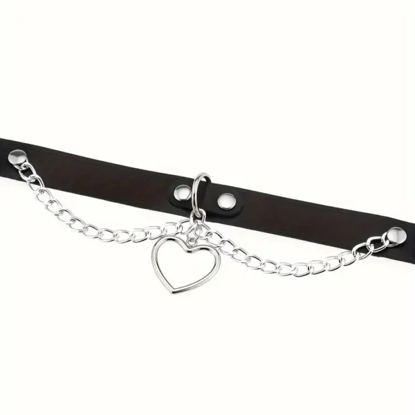 Choker pour Femme en Cuir Noir avec Cœur Métallique et Chaînes Style Gothique Rock.