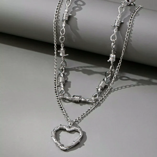 Collier Barbelé avec Chaîne reliée et Pendentif Cœur Collier Barbelé avec Chaîne reliée et Pendentif Cœur.