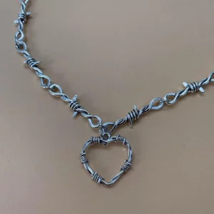 Collier Punk en Fil Barbelé Chaîne et Pendentif Cœur.