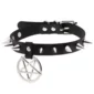 Collier Ras du Cou Cuir Noir Clouté avec Pentacle Métallique.