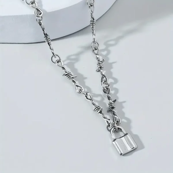 Collier Ras du Cou Punk Chaîne Barbelée avec Cadenas.