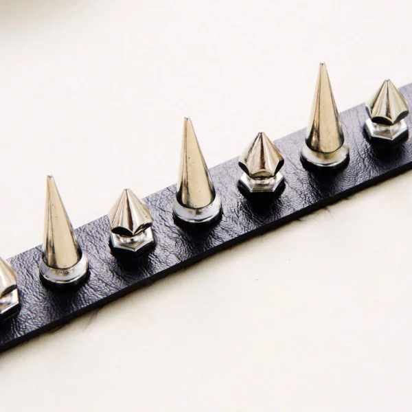 Collier en Cuir à Clous Métalliques Alternés de 3 cm et 1,5 cm Collier en Cuir à Clous Métalliques Alternés de 3 cm et 1,5 cm.