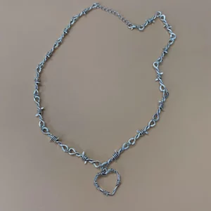 Collier en Fil Barbelé Chaîne et Pendentif Cœur.