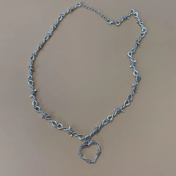 Collier en Fil Barbelé Chaîne et Pendentif Cœur.