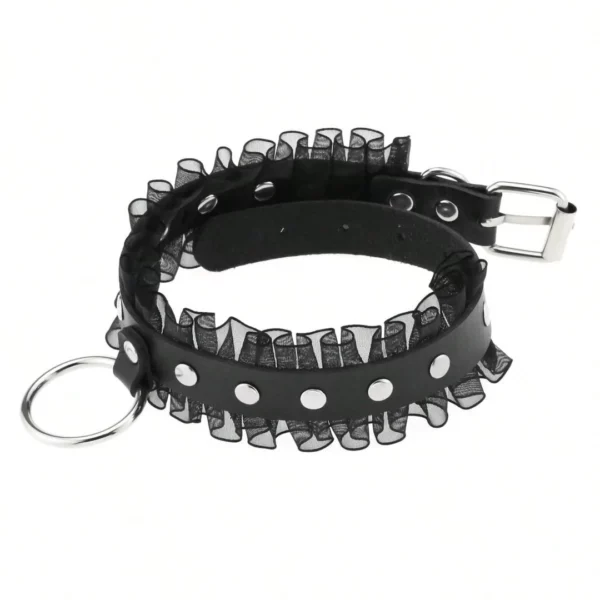 Collier type Choker en Cuir Noir Style Punk avec Anneau et Bordure Dentelle Collier type Choker en Cuir Noir Style Punk avec Anneau et Bordure Dentelle.