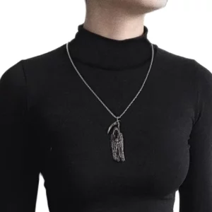 Femme Gothique avec un Collier à Pendentif La Faucheuse Tenant un Crâne.