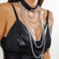 Femme Punk portant un Choker Cuir Noir avec Anneau et Chaînes Dégradées.