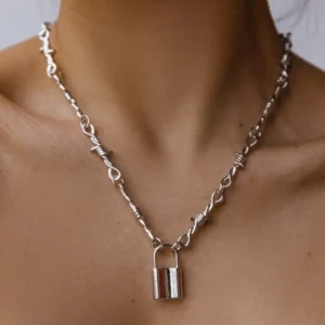 Femme Punk portant un Collier Ras du Cou Chaîne Barbelée avec Cadenas.