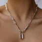 Femme Punk portant un Collier Ras du Cou Chaîne Barbelée avec Cadenas.