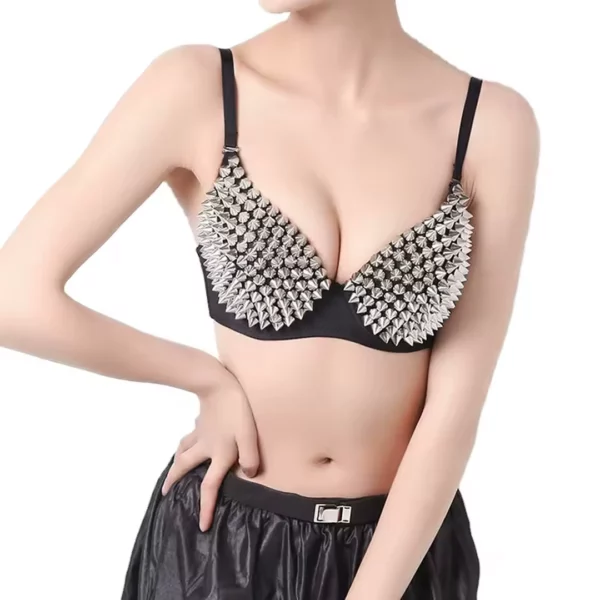 Femme Punk portant un Soutien-Gorge Push-Up Bonnets Cloutés avec Armatures Femme Punk portant un Soutien-Gorge Push-Up Bonnets Cloutés avec Armatures.