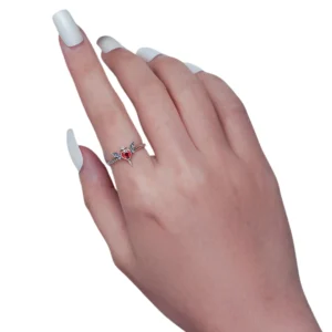 Femme avec Bague Cœur Ailé Transpercé d’un Poignard en Argent 925.