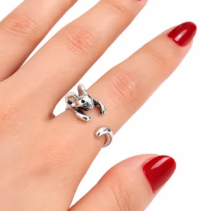 Femme avec Bague Ouverte Souris en Acier.