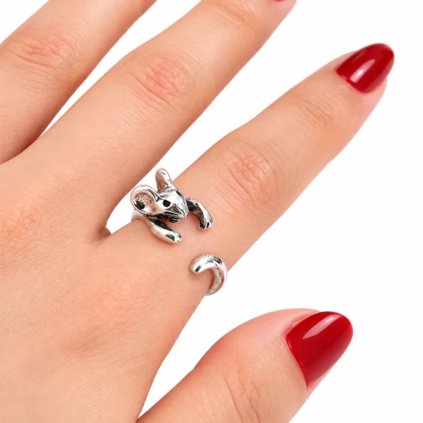 Femme avec Bague Ouverte Souris en Acier Femme avec Bague Ouverte Souris en Acier.