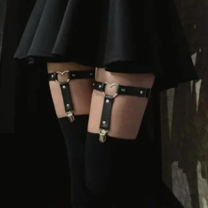 Femme avec des Jarretières en Cuir Noir à Cœur Métallique & Clips pour Bas.