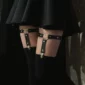 Femme avec des Jarretières en Cuir Noir à Cœur Métallique & Clips pour Bas