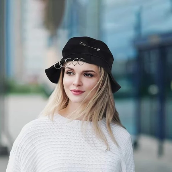 Femme avec un Bob Noir en Coton à Anneaux Métalliques Femme avec un Bob Noir en Coton à Anneaux Métalliques.