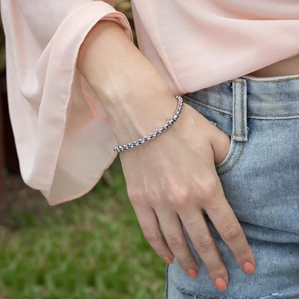 Femme avec un Bracelet Mailles Vénitiennes 4mm en Acier Inoxydable Femme avec un Bracelet Mailles Vénitiennes 4mm en Acier Inoxydable.
