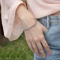 Femme avec un Bracelet Mailles Vénitiennes 4mm en Acier Inoxydable.