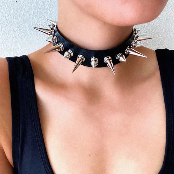 Femme avec un Collier Choker en Cuir Noir Clouté.