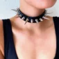 Femme avec un Collier Choker en Cuir Noir Clouté.